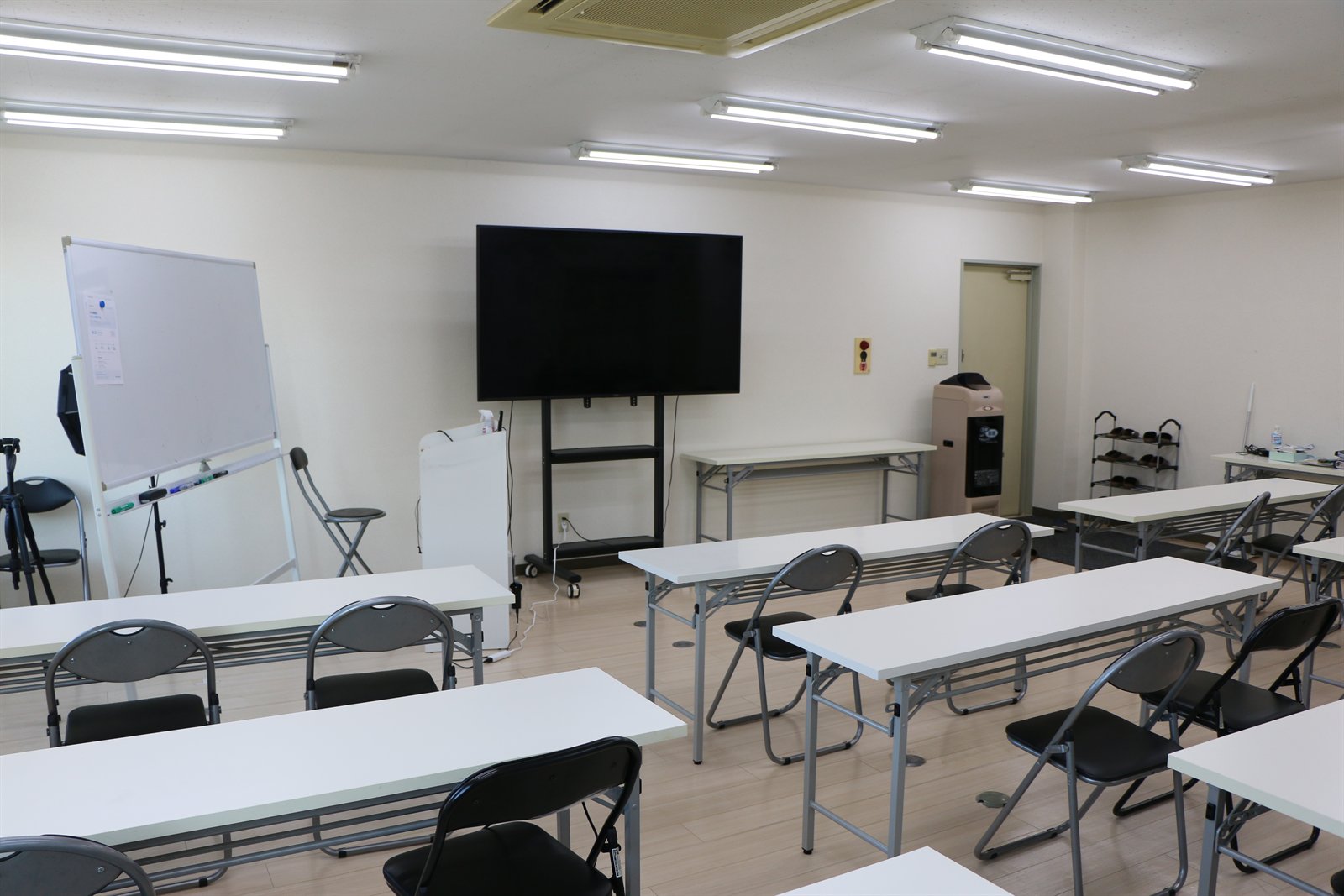 研修室の前方。ホワイトボードと大型モニターが置かれている