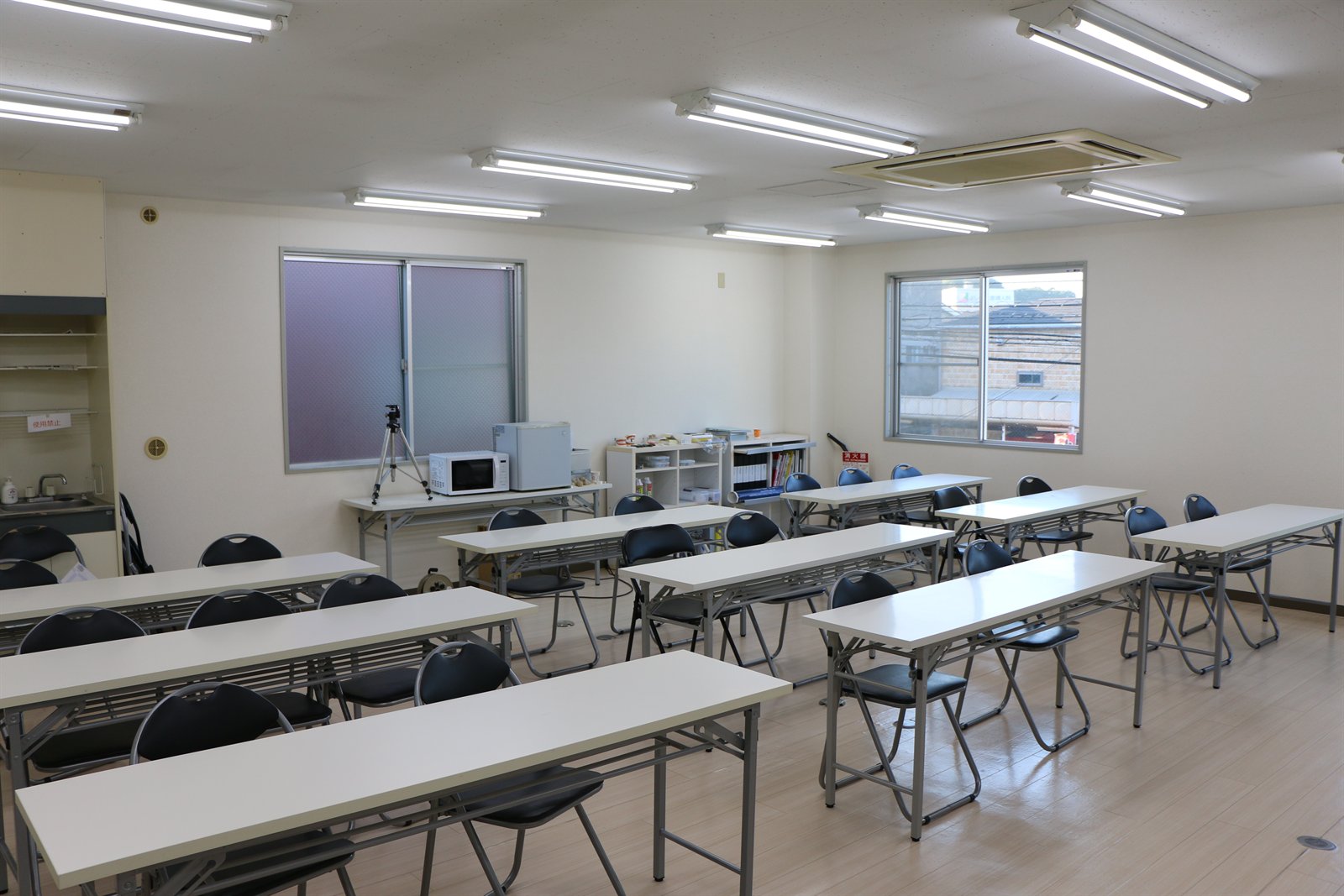 研修室の座席。長机と椅子が並んでいる