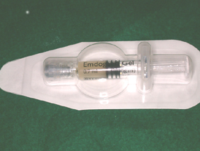 エムドゲインゲルを歯の根面に塗布する様子のイメージ。ゲル状の薬剤を患部に用いて骨再生を促す